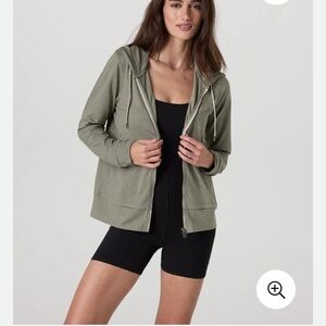 Vuori Halo Performance Hoodie 2.0 new in Laurel Heather